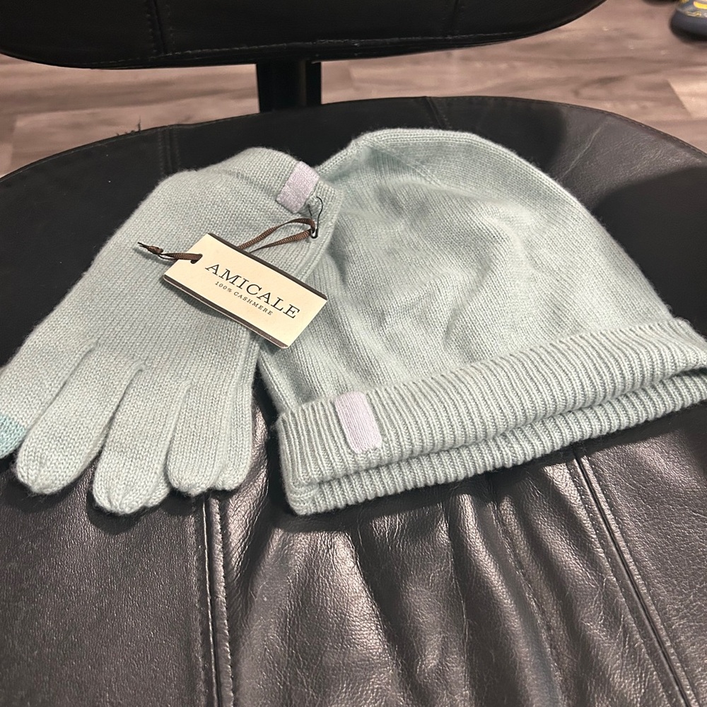 Amicale Cashmere Soft Blue Accessories hat and gloves Set